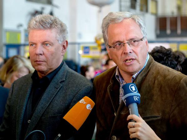 Der Oberbürgermeister von München, Dieter Reiter (l, SPD) und der Regierungspräsident von Oberbayern, Christoph Hillenbrand, erläuterten am Samstagmittag die Lage am Hauptbahnhof.