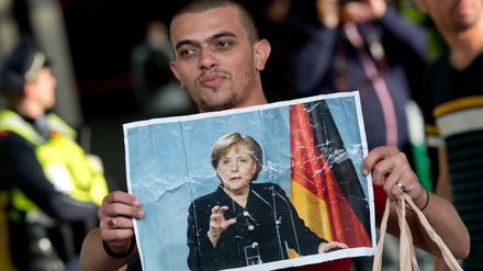 Kritiker werfen Angela Merkel vor, dass sie mit ihrer Politik zu viele Flüchtlinge ermuntert, nach Deutschland zu kommen. 