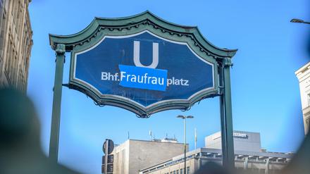 Anlässlich des Frauentags wurde der Name des U-Bahnhof Hermannstraße in Berliner-Neukölln mit FrauFrau überklebt. 