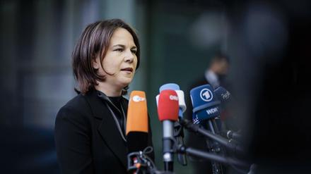 Annalena Baerbock, Bundesaußenministerin, aufgenommen bei einem Doorstep, anlaesslich des Rates für Außenbeziehungen der EU.