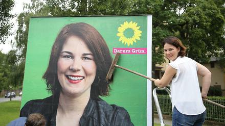 Annalena Baerbock, klebte 2017 noch selbst ihr Wahlplakat. das wird sie als Spitzenkandidatin nicht mehr müssen.