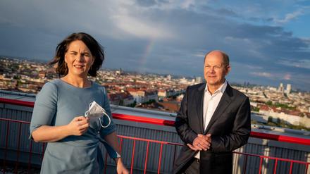 Annalena Baerbock und Olaf Scholz auf der Dachterrasse des RBB