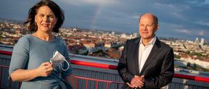 Annalena Baerbock und Olaf Scholz auf der Dachterrasse des RBB