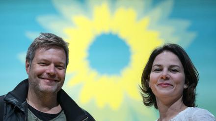 Robert Habeck und Annalena Baerbock wollen sich als Grünen-Chefs wiederwählen lassen.