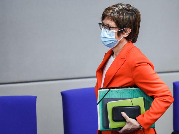 Kramp-Karrenbauer verlässt den Plenarsaal - sie war gerade erst in den Bundestag gewählt worden. 