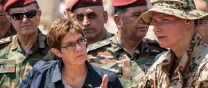 Annegret Kramp-Karrenbauer (CDU), Verteidigungsministerin, mit Soldaten der Bundeswehr im nordirakischen Kurdengebiet. 