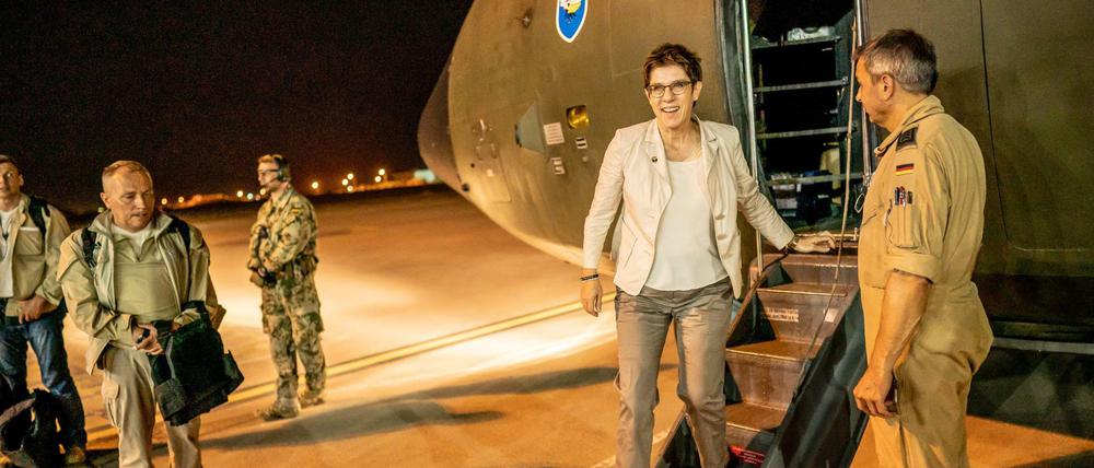 Annegret Kramp-Karrenbauer (CDU) steigt auf dem Flughafen von Erbil aus einer Transall C-160. 