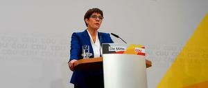 Annegret Kramp-Karrenbauer erklärt ihren Rücktritt bei einer Pressekonferenz in Berlin.