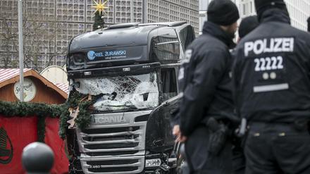 Polizisten stehen vor dem zerstörten Lkw am Weihnachtsmarkt am Breitscheidplatz in Berlin.
