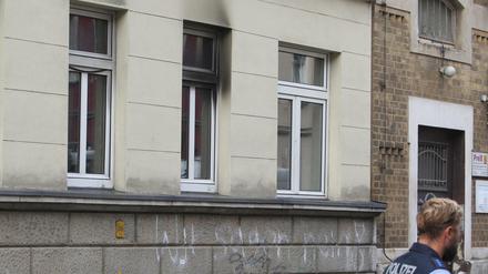 An einem Haus in Leipzig sind die Spuren eines Feuers zu sehen. Ein unbekannter Täter hatte dort in der Nacht zu Mittwoch einen Brandsatz in die geplante Flüchtlingsunterkunft geworfen. 
