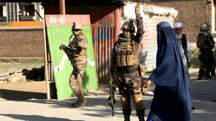 Sicherheitskräfte arbeiten nach einem Anschlag auf eine Moschee in Afghanistan. (Archivbild)