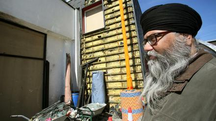Joginer Singh, ein Prediger des Sikh-Gemeindezentrums, zeigt in Essen den zerstörten Eingangsbereich des Gebetshauses. Unbekannte hatten einen Sprengsatz zur Explosion gebracht.