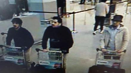 Eine Überwachungskamera auf dem Flughafen nahm die mutmaßlichen Selbstmordattentäter Ibrahim el Bakraoui und Najim Laachraoui kurz vor den Anschlägen auf. Nach dem dritten Mann, dessen Identität noch unklar ist, wird gefahndet. 