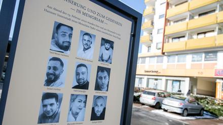 Eine offizielle Gedenktafel mit den Fotos der neun Opfer am Anschlagsort in Hanau-Kesselstadt 