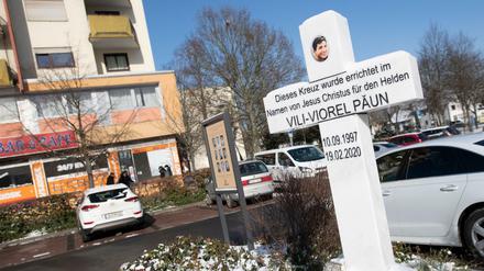 Ein weißes Steinkreuz erinnert am Anschlagsort in Hanau-Kesselstadt an Vili-Viorel Paun, der hier am 19. Februar 2020 von dem Rechtsextremisten Tobias R. erschossen worden war.