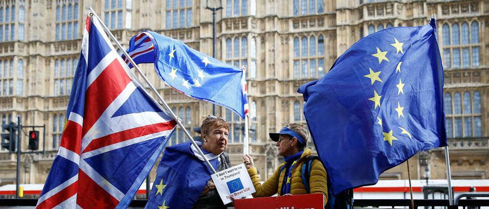 Zwei Demonstrantinnen mit britischen und EU-Flaggen vor dem britischen Parlament. 