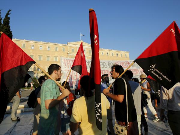 Demonstranten protestieren am Montagabend vor dem Parlament in Athen gegen die Einigung von Brüssel.