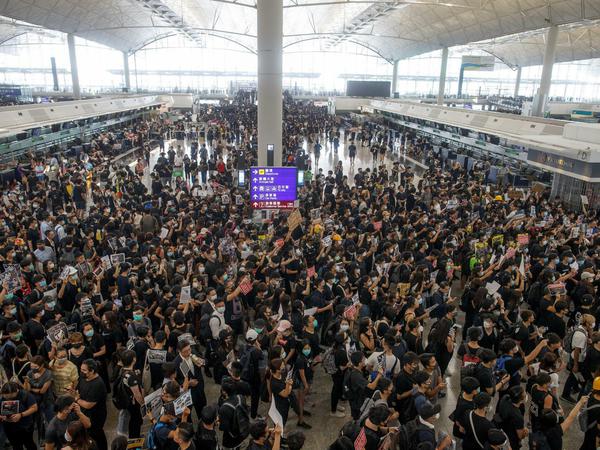 Tausende Demonstranten blockieren die Abflughalle in Hongkong.