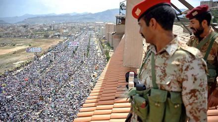 Die Proteste gegen die jemenitische Regierung hören nicht auf. In den Straßen von Sanaa wimmelt es von Bewaffneten. Die Zustände werden zunehmend unübersichtlich. Der Präsident hält aber weiterhin mit aller Macht an seinem Amt fest.