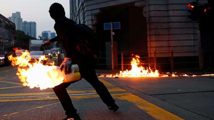 Trotz eines Polizeiverbots haben in Hongkong wieder Zehntausende Menschen gegen die Regierung protestiert. 