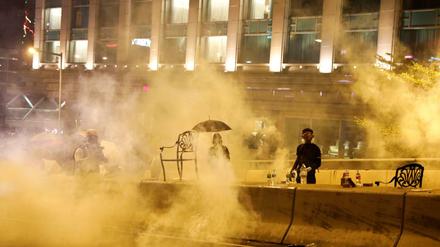 Demonstranten im Tränengas am Montag an der Universität von Hong Kong.
