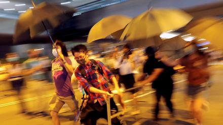 Demonstranten blockieren eine Straße in Hongkong.