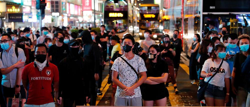 Bisher tragen die meisten Demonstranten weiter Masken.