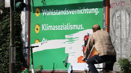 Ein beschädigtes Plakat der Anti-Grünen-Wahlkampagne in Köln