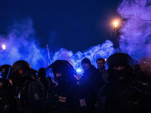 Bei der Pegida-Demonstration auf der Prager Burg liefern sich rechtsextreme Demonstranten auch Auseinandersetzungen mit der Polizei. 