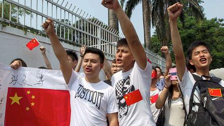 Chinesische Demonstranten vor der japanischen Botschaft in Kuala-Lumpur in Malaysien.