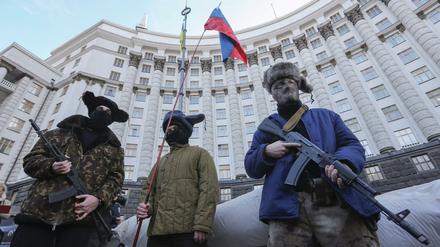 Verkleideter Protest. Ukrainische Aktivisten protestieren als prorussische Rebellen verkleidet gegen den großen Nachbarn.