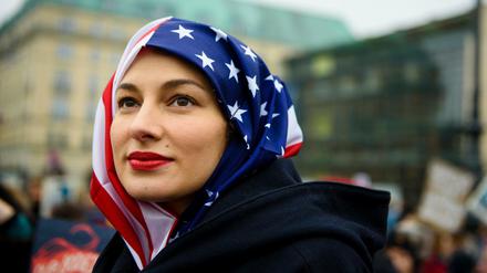 Eine Frau bei einer Anti-Trump-Demo in Berlin. Sie trägt ein Kopftuch. Eine Muslima? Möglich, aber nicht wichtig.