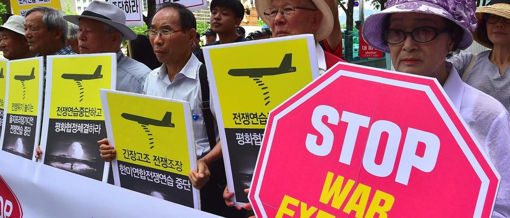 Auch in Südkorea, wie hier vor der US-Botschaft in Seoul, gibt es Kritik an dem Manöver.
