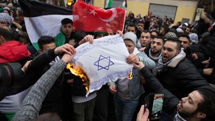 Hass auf Israel. Antisemitismus gibt es in nahezu allen extremistischen Szenen. Im Bild junge Muslime, die in Berlin-Neukölln eine selbstgemalte Fahne mit Davidstern verbrennen.