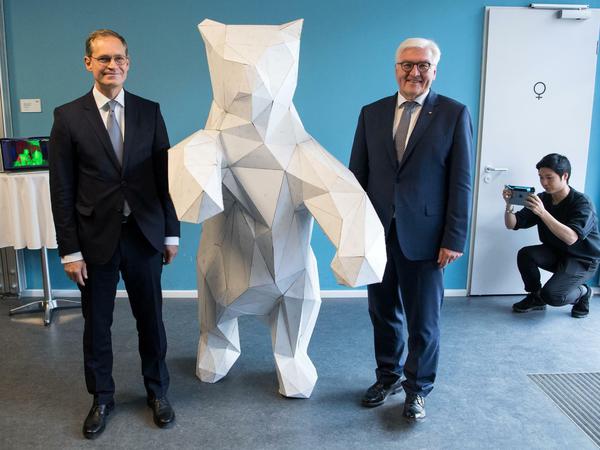 Michael Müller und Bundespräsident Frank-Walter Steinmeier werden für ein 3-D-Bild eingescannt. 