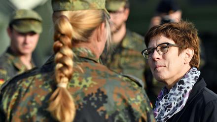 Annegret Kramp-Karrenbauer (CDU), Bundesministerin der Verteidigung, besichtigt die Erfurter Henne-Kaserne und spricht mit einer Soldatin. 