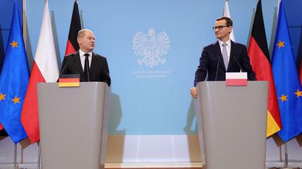 Bundeskanzler Olaf Scholz und Polens Ministerpräsident Mateusz Jakub Morawiecki bei einer Pressekonferenz am Abend.