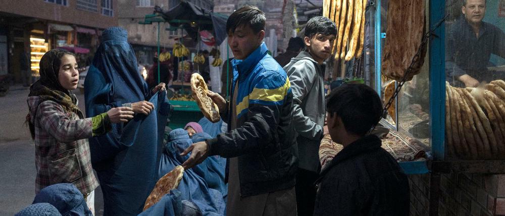 In Kabul wird Brot an Bedürftige verteilt. Die große Mehrheit Afghanen weiß nicht, wie sie den Winter überstehen soll. 