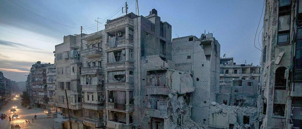 Zerstörter Straßenzug in Aleppo. Auch das Krankenhaus wurde bei den Luftangriffen getroffen. 