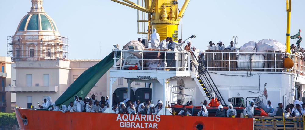Als sie noch im Einsatz war: Die Aquarius läuft mit geretteten Flüchtlingen im Hafen von Trapani in Italien ein.