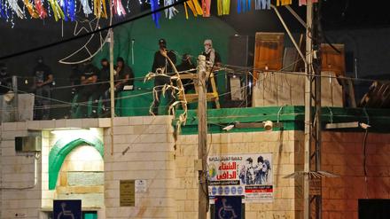Arabische Israelis verteidigen eine Moschee in Lod gegen Angriffe radikaler jüdischer Israelis.