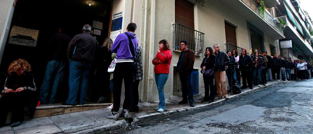 Anstehen beim Arbeitsamt: In Griechenland ist die Arbeitslosigkeit besonders hoch - und damit auch die Perspektivlosigkeit.