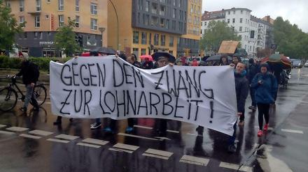 Von Senefelderplatz zogen die Demonstranten durch Prenzlauer Berg - bei Regen aber bester Laune.
