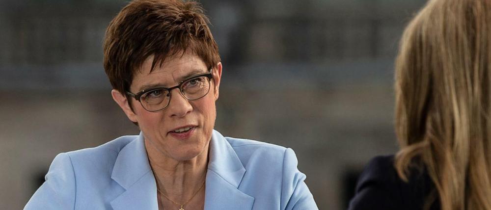 Die CDU-Vorsitzende Annegret Kramp-Karrenbauer stellt sich beim ARD-Sommerinterview den Fragen von Tina Hassel.