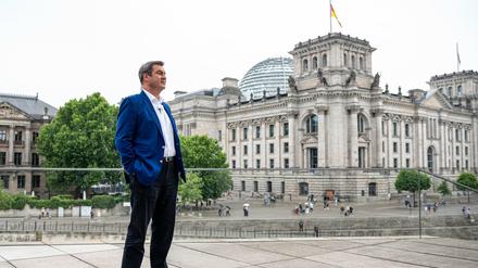 Markus Söder steht am Rande des ARD-Sommerinterview in der Sendung «Bericht aus Berlin» vor dem Reichstag. 