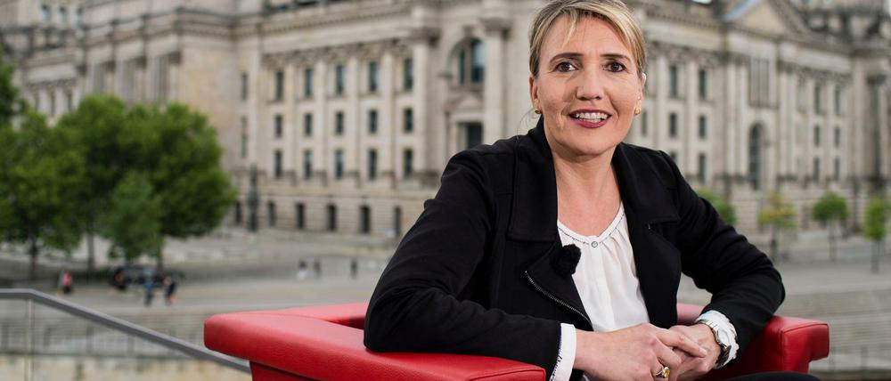 Die Bundesvorsitzende von Bündnis90/Die Grünen, Simone Peter, sitzt am 12.07.2015 vor Beginn des ARD-Sommerinterviews in einem roten Sessel auf der Freitreppe des Marie-Elisabeth-Lüders-Haus in Berlin. 