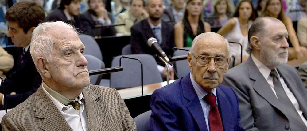 Die früheren Diktatoren Reynaldo Bignone und Jorge Videla müssen sich vor Gericht in Buenos Aires wegen Kinderraubs verantworten.