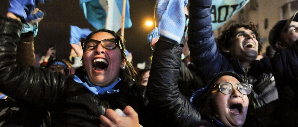 Argentinien: Demonstranten gegen die Entkriminalisierung der Abtreibung feiern vor dem Kongress in Buenos Aires.