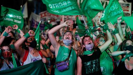 Befürworterinnen der Legalisierung der Abtreibung feiern außerhalb des Kongresses in Buenos Aires.