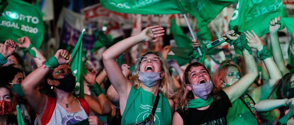 Befürworterinnen der Legalisierung der Abtreibung feiern außerhalb des Kongresses in Buenos Aires.